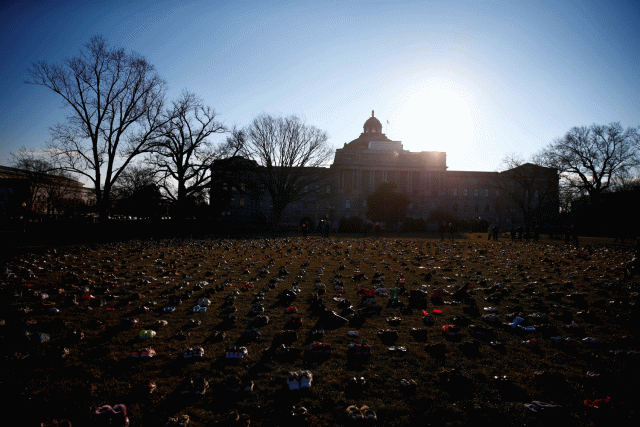  Los activistas instalan 7000 zapatos en el césped frente al Capitolio de los EE. UU. En Capitol Hill en Washington, EE. UU. 13 de marzo de 2018. Los organizadores dijeron que la instalación representa la cantidad de vidas perdidas desde el tiroteo en la primaria Sandy Hook en Newtown, Connecticut. REUTERS / Eric