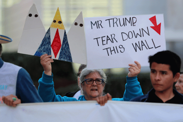 Activistas y grupos comunitarios realizan un mitin para condenar la visita del presidente estadounidense Donald Trump a California antes de su visita para ver prototipos de muros fronterizos en San Diego, California. REUTERS / Mike Blake