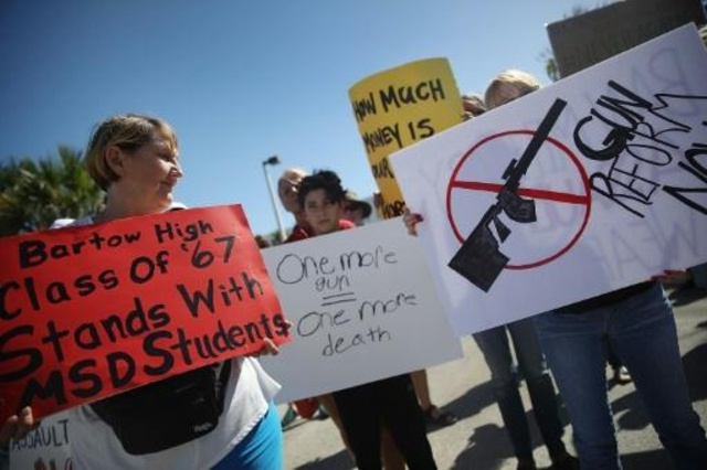 Activistas protestan frente a fábrica de armas Kalashnikov USA en Florida, el 25 de febrero de 2018. Foto: AFP