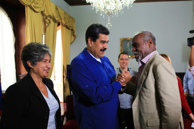 El presidente Nicolás Maduro con el actor estadounidense Danny Glover. @PresidencialVen