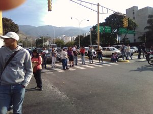 Vecinos de La Pastora trancan la avenida Baralt para exigir vacunas para sus hijos #16Mar