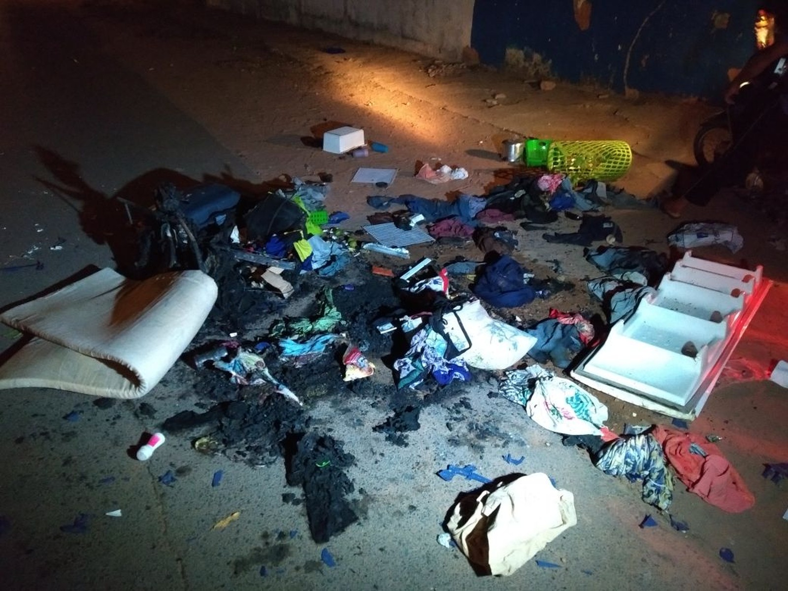 Atacaron a venezolanos en Roraima, Brasil: Quemaron su ropa y los expulsaron de refugio (fotos)