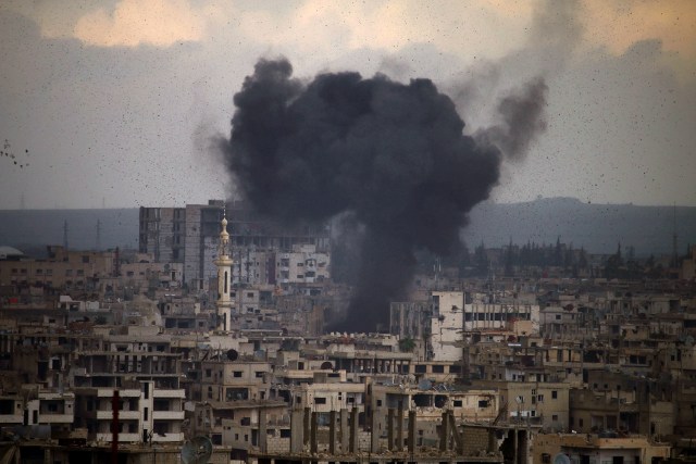 El humo se eleva desde los edificios luego de un ataque con misiles de superficie a superficie del régimen reportado en una zona controlada por los rebeldes en la ciudad de Daraa, en el sur de Siria, el 23 de marzo de 2018. / AFP PHOTO / Mohamad ABAZEED