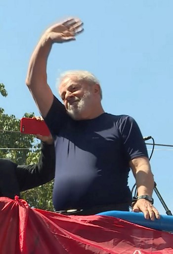 Esta captura de pantalla muestra al ex presidente brasileño (2003-2011) Luiz Inácio Lula da Silva saludando a los simpatizantes en el edificio del sindicato de trabajadores metalúrgicos en Sao Bernardo do Campo, en el área metropolitana de Sao Paulo, Brasil, el 7 de abril de 2018. Lula da Silva asistió a una misa para su fallecida esposa Marisa Leticia el sábado en el edificio del sindicato de trabajadores metalúrgicos, donde permaneció atrincherado durante dos días mientras sus abogados negociaban su rendición ante la policía. Lula enfrenta 12 años tras las rejas por aceptar sobornos y lavado de dinero. / AFP PHOTO / Carlos Reyes