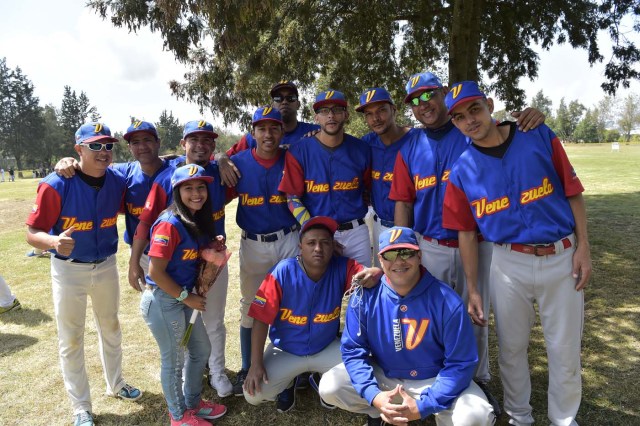 Venezuelan immigrants pose for a picture during the inauguration of the Pichincha League Softball Championship, at Parque Bicentenario, in Quito on March 18, 2018. The increase in the number of Venezuelan immigrants in Ecuador leaded to growth of the softball league from four to 16 teams in the last years, with some 450 players in total. / AFP PHOTO / Rodrigo BUENDIA / TO GO WITH AFP STORY BY PAOLA LOPEZ