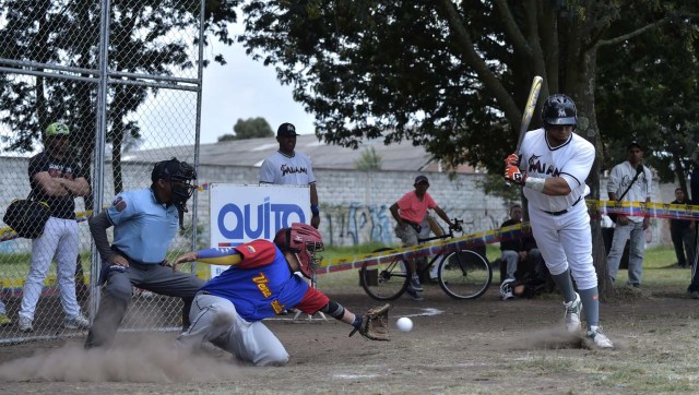 Venezuelan inmigrants play softball during the inauguration of the Pichincha League Softball Championship, at Parque Bicentenario, in Quito on March 18, 2018. The increase in the number of Venezuelan immigrants in Ecuador leaded to growth of the softball league from four to 16 teams in the last years, with some 450 players in total. / AFP PHOTO / Rodrigo BUENDIA / TO GO WITH AFP STORY BY PAOLA LOPEZ