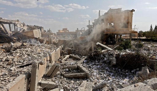 This picture taken on April 14, 2018 shows the wreckage of a building described as part of the Scientific Studies and Research Centre (SSRC) compound in the Barzeh district, north of Damascus, during a press tour organised by the Syrian information ministry. The United States, Britain and France launched strikes against Syrian President Bashar al-Assad's regime early on April 14 in response to an alleged chemical weapons attack after mulling military action for nearly a week. Syrian state news agency SANA reported several missiles hit a research centre in Barzeh, north of Damascus, "destroying a building that included scientific labs and a training centre". / AFP PHOTO / LOUAI BESHARA