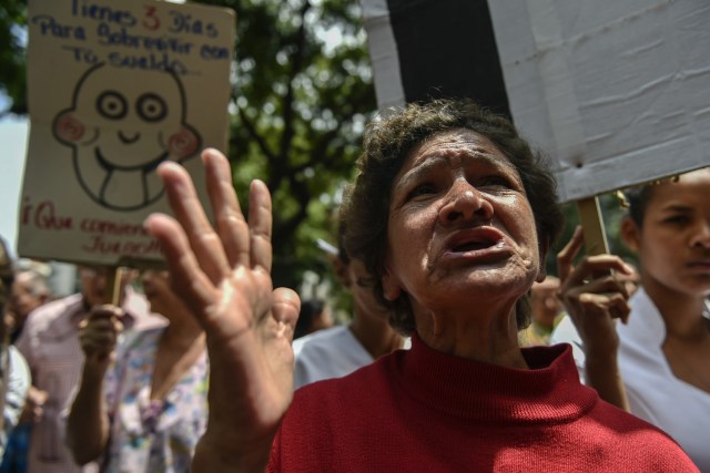 Health workers and patients protest for the lack of medicines, medical supplies and poor conditions in hospitals, in Caracas on April 17, 2018. Doctors and nurses protest against the health crisis in Venezuela, currently in the midst of a deep economic and political crisis and where health authorities have reported a rise in vaccine-preventable diseases. / AFP PHOTO / Luis ROBAYO
