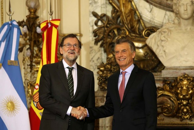 Argentine President Mauricio Macri and Spain's Prime Minister Mariano Rajoy shake hands at the Casa Rosada government house in Buenos Aires, Argentina April 10, 2018. REUTERS/Agustin Marcarian
