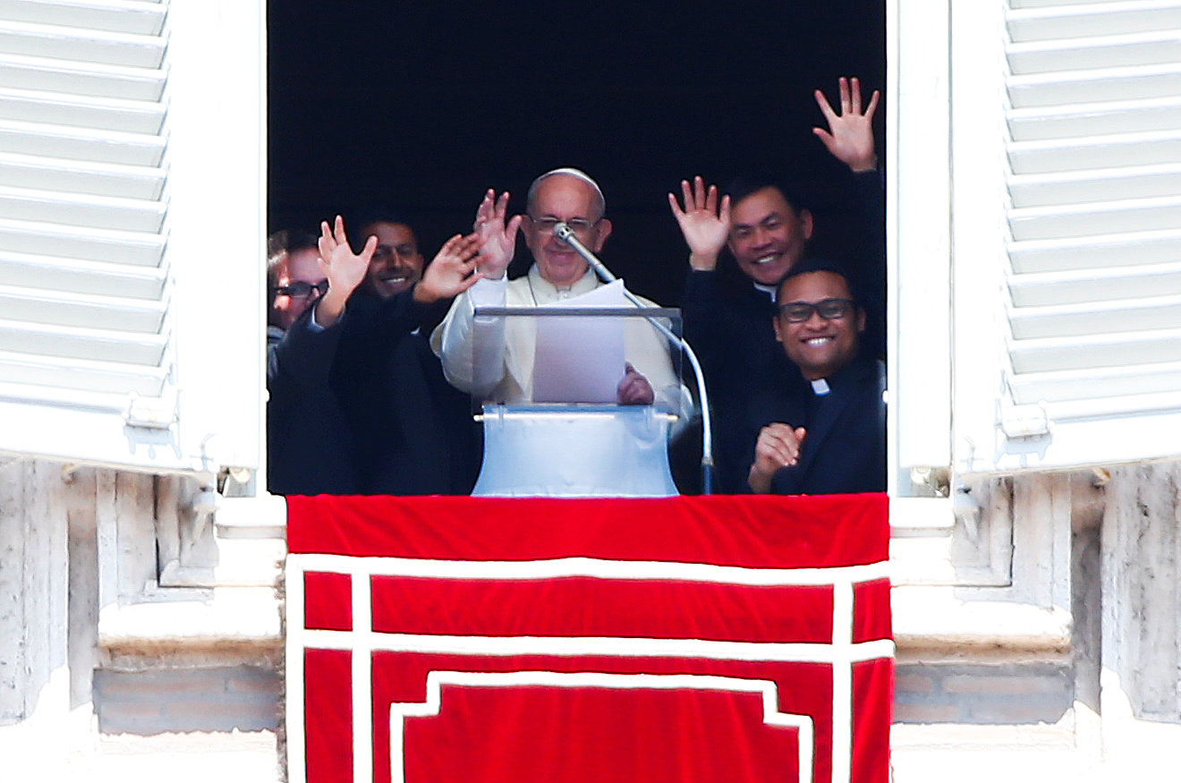 El Papa celebra su santo distribuyendo helados a los pobres de Roma