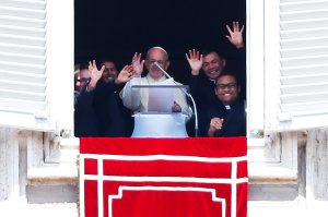 El Papa celebra su santo distribuyendo helados a los pobres de Roma