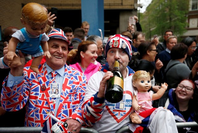 Dos partidarios de la familia real que sostienen muñecas con coronas celebran frente al Lindo Wing of St Mary's Hospital después de que la británica Catherine, la duquesa de Cambridge, diera a luz a un hijo, en Londres, el 23 de abril de 2018. REUTERS / Henry Nicholls
