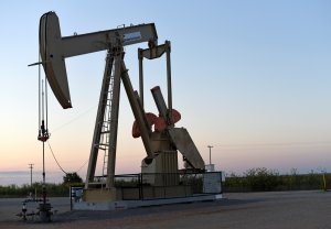 Emiratos dice principales productores petróleo están comprometidos con recortes hasta fin año