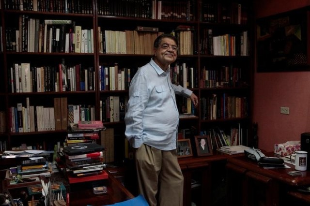 En la imagen de archivo Sergio Ramirez, escritor nicaragüense y ganador del Premio de Literatura "Premio Cervantes", posa para una foto dentro de su oficina luego de una conferencia de prensa en Managua, Nicaragua el 16 de noviembre de 2017. REUTERS / Oswaldo Rivas