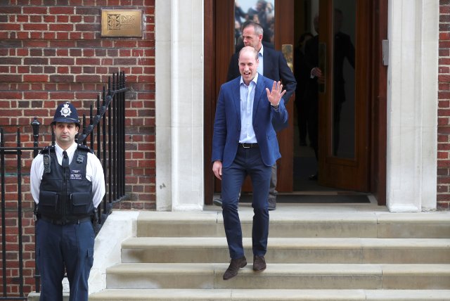 El Príncipe William de Gran Bretaña deja el Lindo Wing del Hospital St. Mary después de que su esposa Catherine, la duquesa de Cambridge, dio a luz a un hijo, en Londres, el 23 de abril de 2018. REUTERS / Hannah McKay