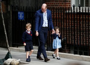 Los príncipes George y Charlotte ya conocen a su nuevo hermano (Fotos y Video)