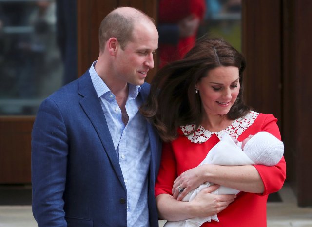 La británica Catherine, la duquesa de Cambridge y el príncipe Guillermo abandonan el Lindo Wing del hospital St Mary's con su nuevo bebé en Londres, el 23 de abril de 2018. REUTERS / Peter Nicholls
