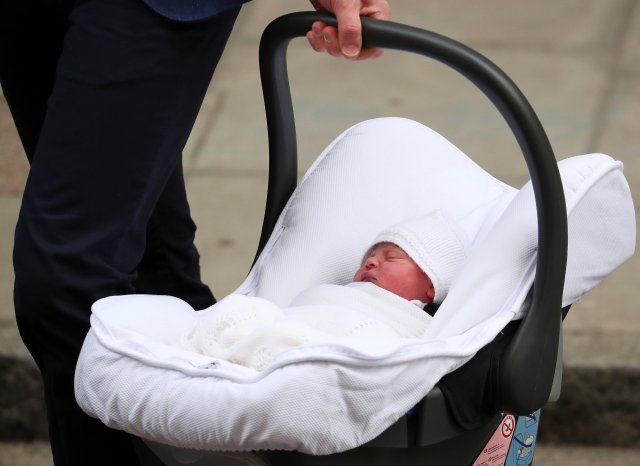 La británica Catherine, la duquesa de Cambridge y el príncipe Guillermo abandonan el Lindo Wing del hospital St Mary's con su nuevo bebé en Londres, el 23 de abril de 2018. REUTERS / Hannah Mckay