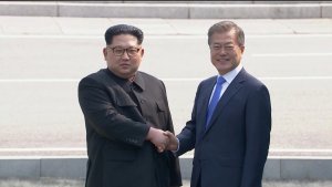 Kim y Moon dan inicio a la cumbre intercoreana con un histórico apretón de manos