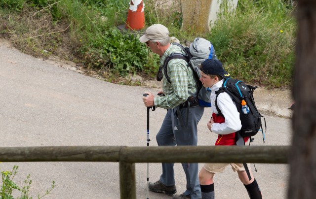 GRAF5797. NAVARRETE (LA RIOJA), 04/04/2018.- El Rey Felipe de Bélgica acompañado de su hijo el príncipe Gabriel en el camino de Santiago a la altura del municipio riojano de Navarrete. Los Reyes de Bélgica continúan hoy, dentro de un viaje de carácter privado, como peregrinos del Camino de Santiago en su segunda etapa en La Rioja, en la que han recorrido los cerca de treinta kilómetros que separan Logroño de Nájera, lo que les ha permitido disfrutar de los viñedos que jalonan esta zona. EFE/Abel Alonso