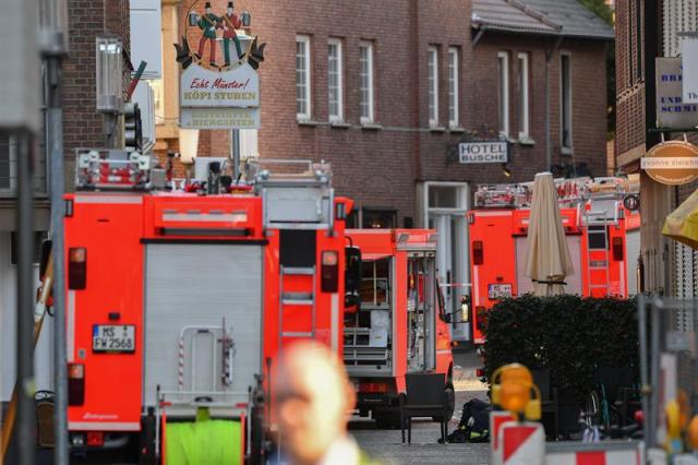 Muenster (Alemania), 07/04 / 2018.- Las ambulancias se ven cerca de la escena de un accidente automovilístico en el centro de la ciudad de Muenster, Alemania, el 7 de abril de 2018. Según la policía, un hombre condujo una camioneta a una multitud de personas en la ciudad de Muenster, en el oeste de Alemania, y luego se suicidó. En el incidente, tres personas murieron y otras 30 resultaron heridas, informaron los medios. La policía ha cerrado el área y ha pedido a los miembros del público que eviten el centro de la ciudad, agregaron los medios. (Atentado, Alemania) EFE / EPA / SASCHA STEINBACH