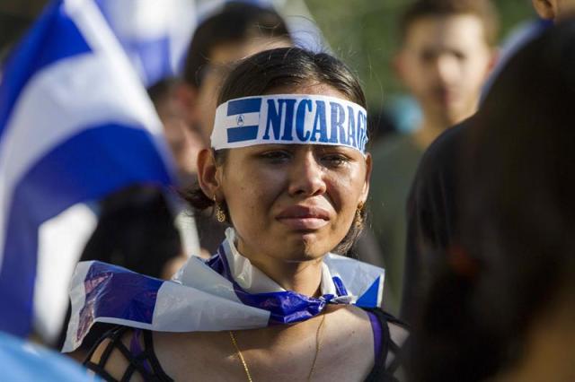 Una joven llora durante una marcha para exigir la liberación de jóvenes detenidos en las protesta de la semana pasada hoy, 25 de abril de 2018, durante una jornada de manifestaciones que inicio el pasado miércoles, en Managua (Nicaragua). EFE/Jorge Torres
