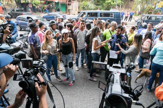 CAR01. CARACAS (VENEZUELA), 27/04/2018.- Manifestantes participan en una protesta hoy, viernes 27 de abril de 2018, en Caracas (Venezuela). Los opositores venezolanos se concentran hoy en varios puntos de Caracas y otros estados del país para protestar contra la crisis económica, social y en rechazo a las elecciones presidenciales del 20 de mayo, que consideran un fraude, atendiendo a la convocatoria del Frente Amplio Venezuela Libre. EFE/Miguel Gutiérrez