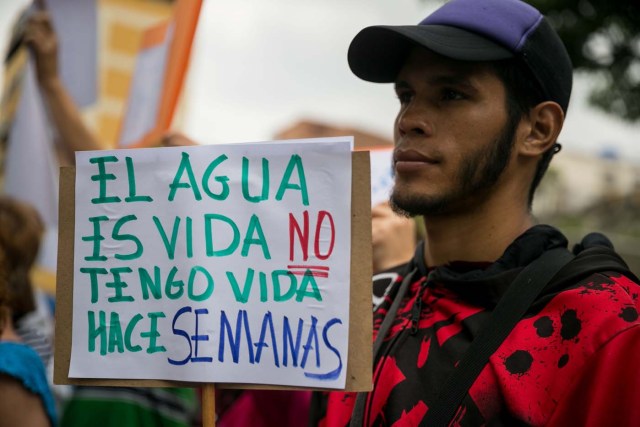 CAR06. CARACAS (VENEZUELA), 27/04/2018.- Manifestantes participan en una protesta hoy, viernes 27 de abril de 2018, en Caracas (Venezuela). Los opositores venezolanos se concentran hoy en varios puntos de Caracas y otros estados del país para protestar contra la crisis económica, social y en rechazo a las elecciones presidenciales del 20 de mayo, que consideran un fraude, atendiendo a la convocatoria del Frente Amplio Venezuela Libre. EFE/Miguel Gutiérrez