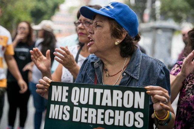 CAR09. CARACAS (VENEZUELA), 27/04/2018.- Manifestantes participan en una protesta hoy, viernes 27 de abril de 2018, en Caracas (Venezuela). Los opositores venezolanos se concentran hoy en varios puntos de Caracas y otros estados del país para protestar contra la crisis económica, social y en rechazo a las elecciones presidenciales del 20 de mayo, que consideran un fraude, atendiendo a la convocatoria del Frente Amplio Venezuela Libre. EFE/Miguel Gutiérrez