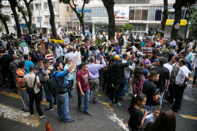 CAR11. CARACAS (VENEZUELA), 27/04/2018.- Manifestantes participan en una protesta hoy, viernes 27 de abril de 2018, en Caracas (Venezuela). Los opositores venezolanos se concentran hoy en varios puntos de Caracas y otros estados del país para protestar contra la crisis económica, social y en rechazo a las elecciones presidenciales del 20 de mayo, que consideran un fraude, atendiendo a la convocatoria del Frente Amplio Venezuela Libre. EFE/Miguel Gutiérrez