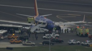Aterriza de emergencia un avión en Filadelfia tras reventarse motor en vuelo