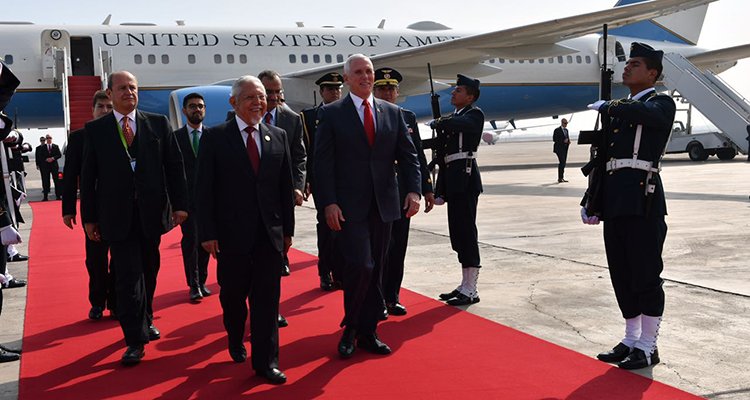 Mike Pence llegó a Lima para la Cumbre de las Américas