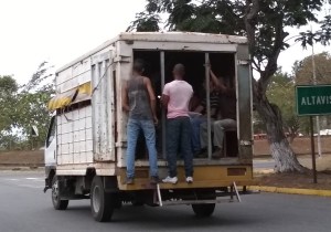 En Bolívar, ciudadanos se transportan colgados en camiones por falta de autobuses #23Abr