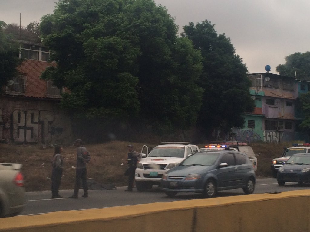 Cadáver en la vía causa fuerte retraso en autopista Francisco Fajardo #27Abr