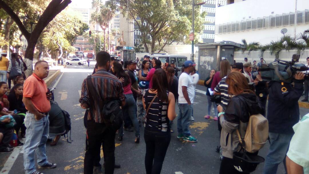 Por tercer día consecutivo, madres y niños protestan en el Hospital J. M. de los Ríos #6Abr (video)