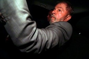 Lula se recluye en sede sindical arropado por dirigentes de su partido