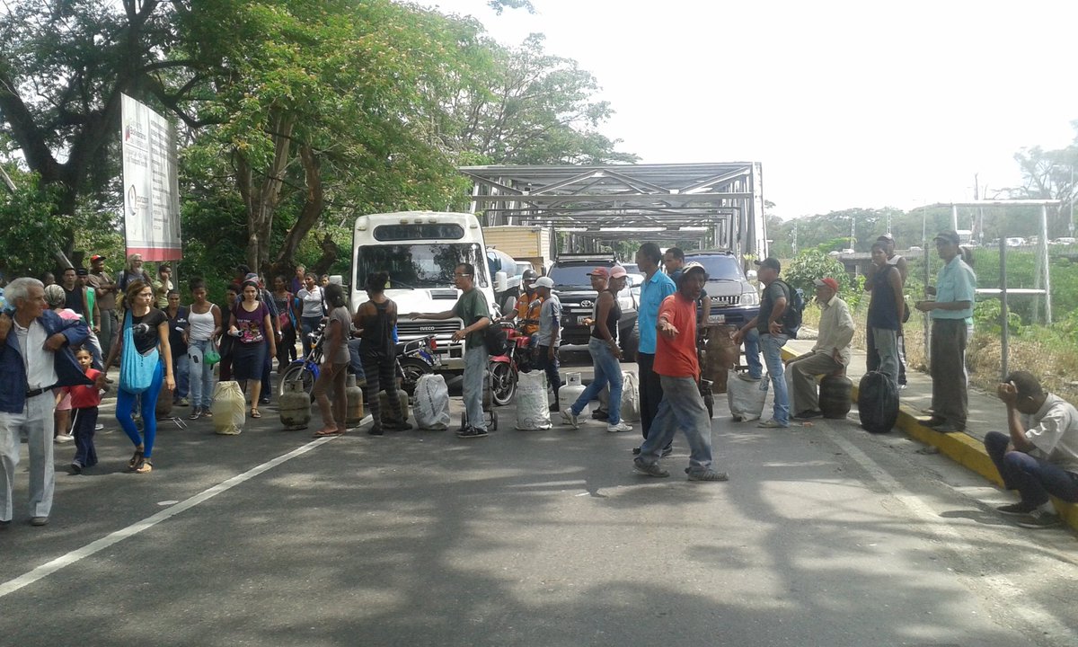 Trancazo en la vía hacia Ocumare del Tuy por falta de gas y alimentos #27Abr (fotos)