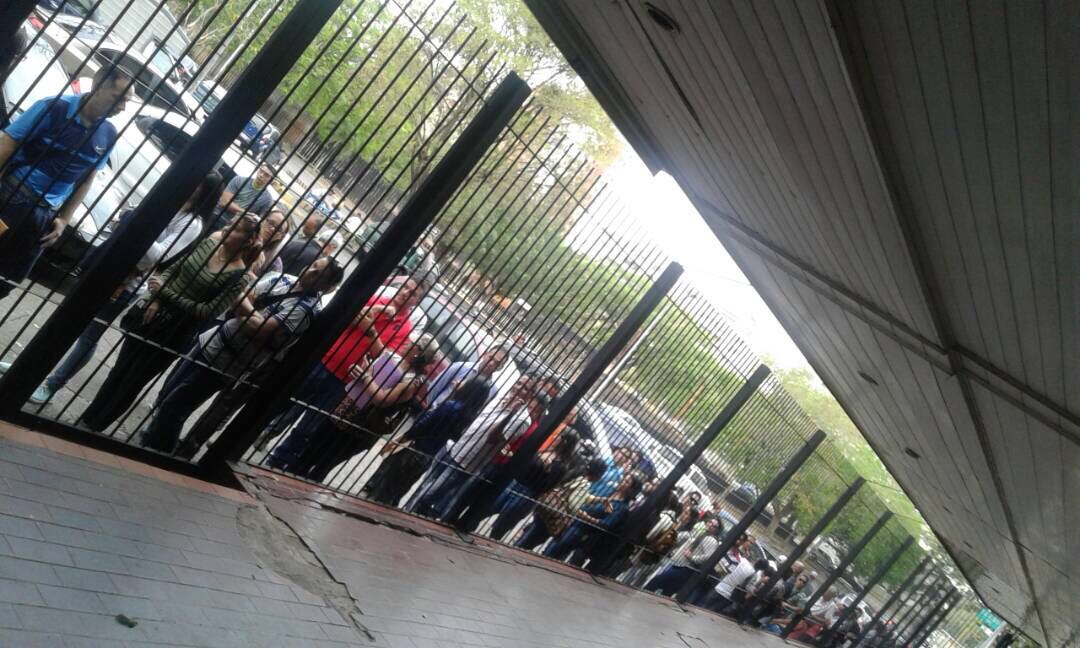 El Consulado de Chile en Puerto Ordaz también amaneció abarrotado #16Abr (fotos)
