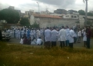 Los médicos del Hospital Domingo Luciani se unieron a la protesta nacional (fotos)