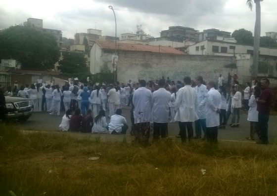 Foto: Los médicos del Hospital Domingo Luciani se manifestaron durante protesta nacional / Cortesía 