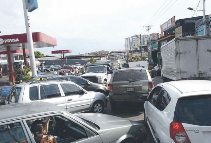 Estaciones de gasolina cerradas y las abiertas con largas colas en Táchira