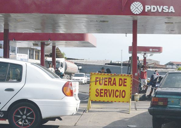 “Este estado es castigado y por eso no hay gasolina” dijo Juan Sánchez, mientras hacía la larga cola en la que dijo había invertido toda la mañana (Foto extraída de La Nación Web)