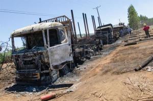 Encapuchados queman camiones y maquinarias en Chile
