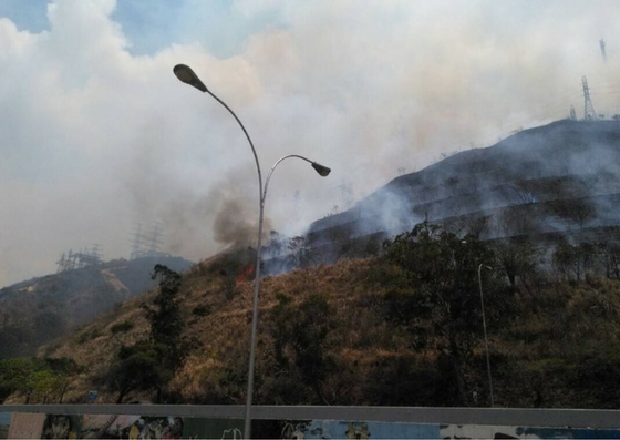 Incendio consumió al menos seis hectáreas de El Ávila