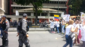 Médicos y enfermeros de la Maternidad Concepción Palacios cerraron la avenida San Martín (videos)