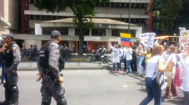 Foto: Médicos y enfermeros de la Maternidad Concepción Palacios cerraron la avenida San Martín / Cortesía 