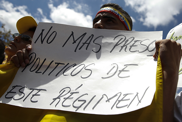 Familias de presos políticos venezolanos exigen que les den atención médica