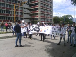 Estudiantes de Farmacia y Bioanálisis de la ULA protestan por falta de insumos #23Abr (fotos)