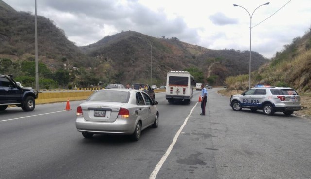 Punto de Control en la Autopista Gran Mariscal de Ayacucho (AGMA) // Foto @Policia_Miranda