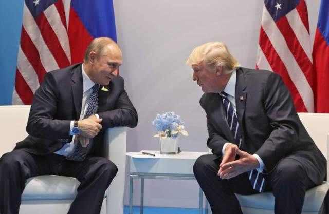 Ha3 HAMBURGO (ALEMANIA) 07/07/2017.- El presidente ruso, Vladímir Putin, conversa con el presidente estadounidense, Donald J. Trump (d), durante una reunión bilateral en el ámbito de la cumbre de líderes de estado y gobierno del G20, en Hamburgo (Alemania) hoy, 7 de julio de 2017. EFE/MICHAEL KLIMENTYEV / SPUTNIK / KREMLIN POOL/ CRÉDITO OBLIGATORIO